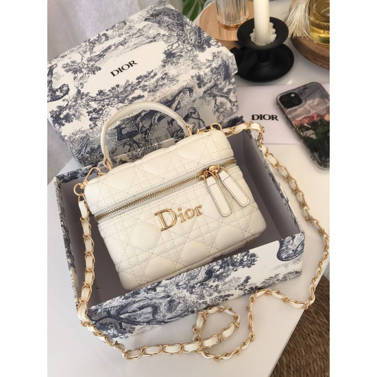 شنطة مكياج ديور هاي كواليتي