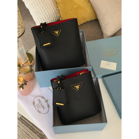 شنطة يد برادا